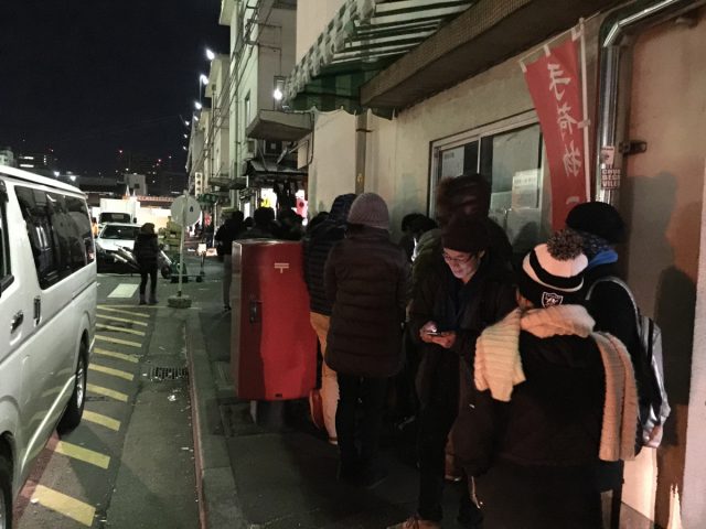 日本時間04:20到，有50人左右排緊隊，店有14個座位，5:00開門。